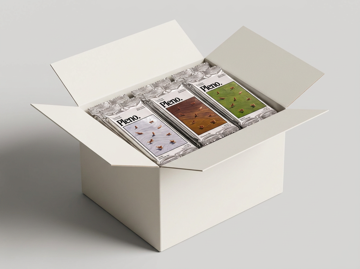 Open Pleno display box filled with individually wrapped silver bars, one bar and chocolate pieces in front